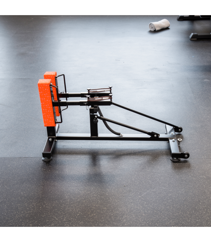 Support de tirage ou appareil d'entraînement léger sur sol de gym, avec poignées orange et câbles, utilisé pour rugby solo Tête