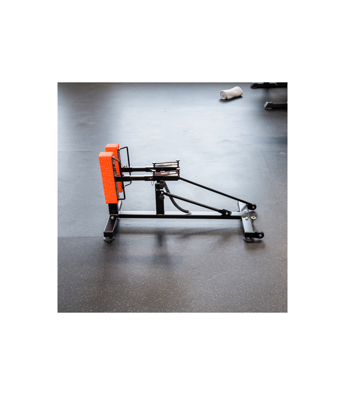 Support de tirage ou appareil d'entraînement léger sur sol de gym, avec poignées orange et câbles, utilisé pour rugby solo Tête