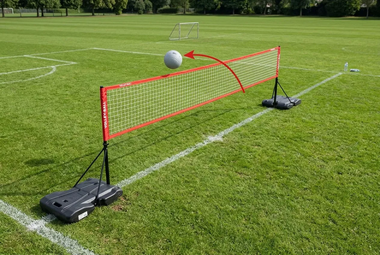 File image: mini but flachar: Un terrain de foot en plein air avec des filets mobiles, balançant une balle vers l’autre côté, sur une pelouse marquée pour le football à 5. Dimension terrain de foot à 5 mentionnée.