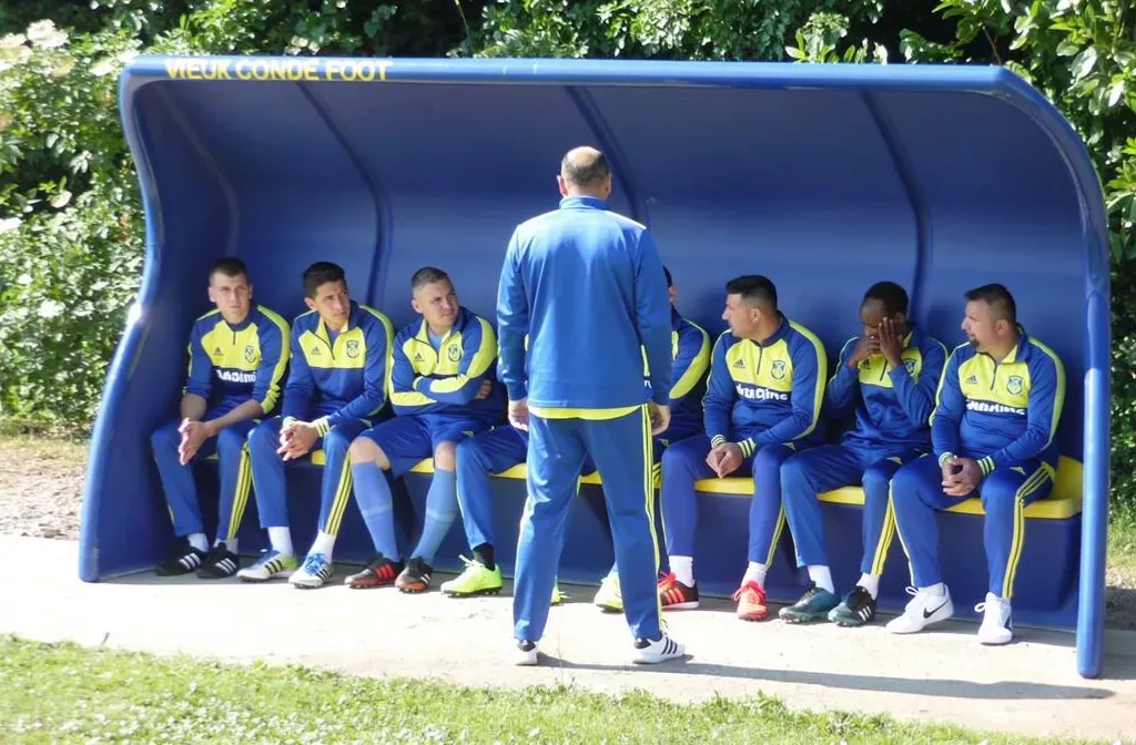 Abri de touche football : dimensions, hauteur et normes